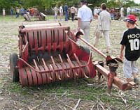 Botteleuse ramasseuse, presse Garnier-Guillotin (Fete de la Moisson St Simeon de Bressieux 2006) (2)